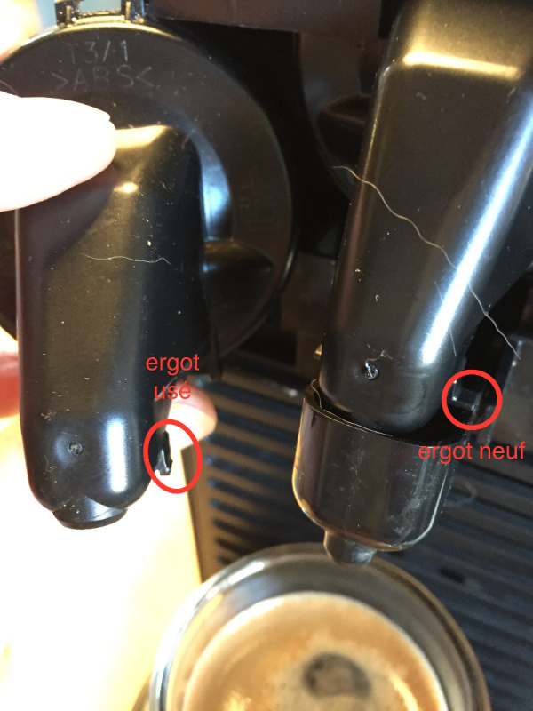 cafetiere nespresso eau coule derriere
