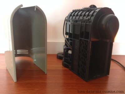 cafetiere nespresso eau coule derriere